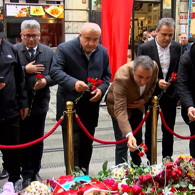 Alevi dernekleri üyeleri İstiklal Caddesi'ne karanfil bıraktı