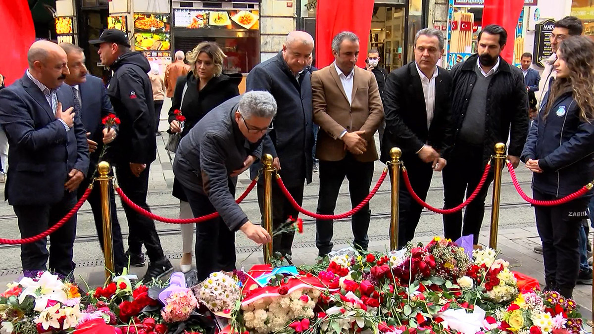 Alevi dernekleri üyeleri İstiklal Caddesi'ne karanfil bıraktı