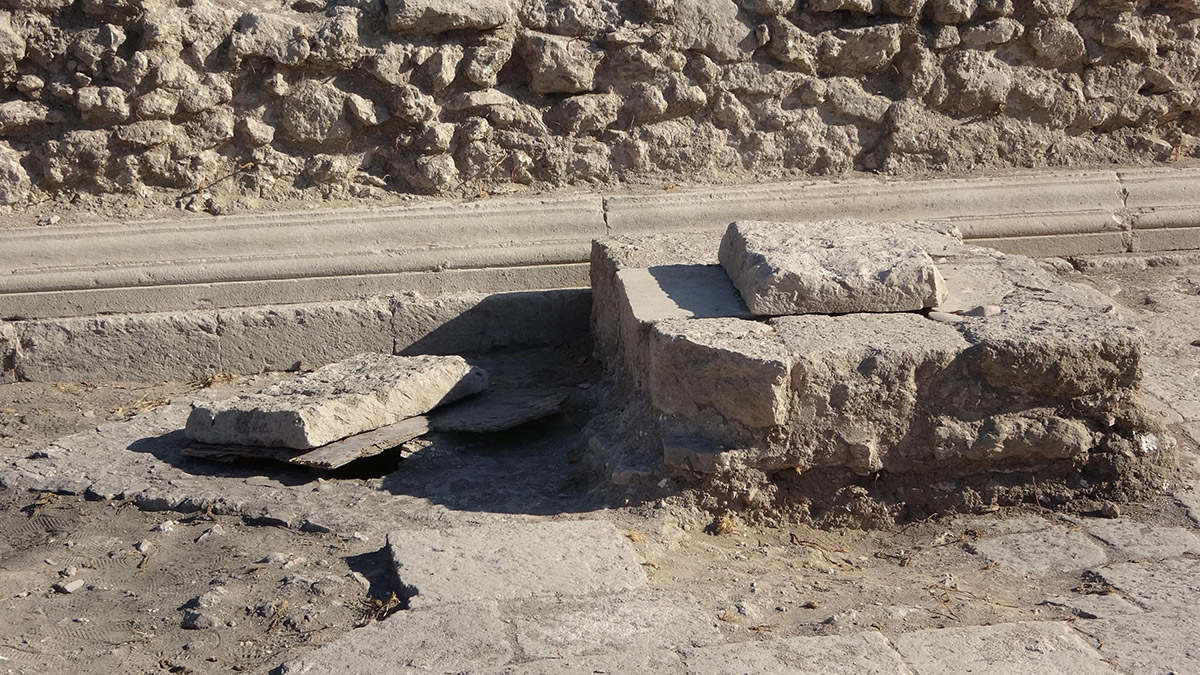 Çanakkale'nin Ezine ilçesine bağlı Dalyan köyündeki Alexandria Troas Antik Kenti'nde yapılan kazı çalışmalarında, 1900 yıllık 2 atık su kanalı bulundu.
