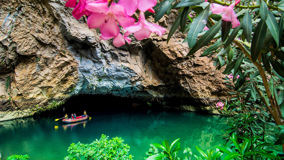 Antalya'nın İbradı ilçesindeki Altınbeşik Mağarası'nın yürüyüş yolu, çelik tel ve dirseklerle güçlendirilen kaya bariyerleriyle daha güvenli hale getirildi.