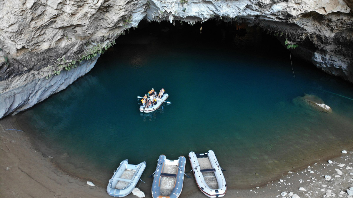 Antalya'nın İbradı ilçesindeki Altınbeşik Mağarası'nın yürüyüş yolu, çelik tel ve dirseklerle güçlendirilen kaya bariyerleriyle daha güvenli hale getirildi.