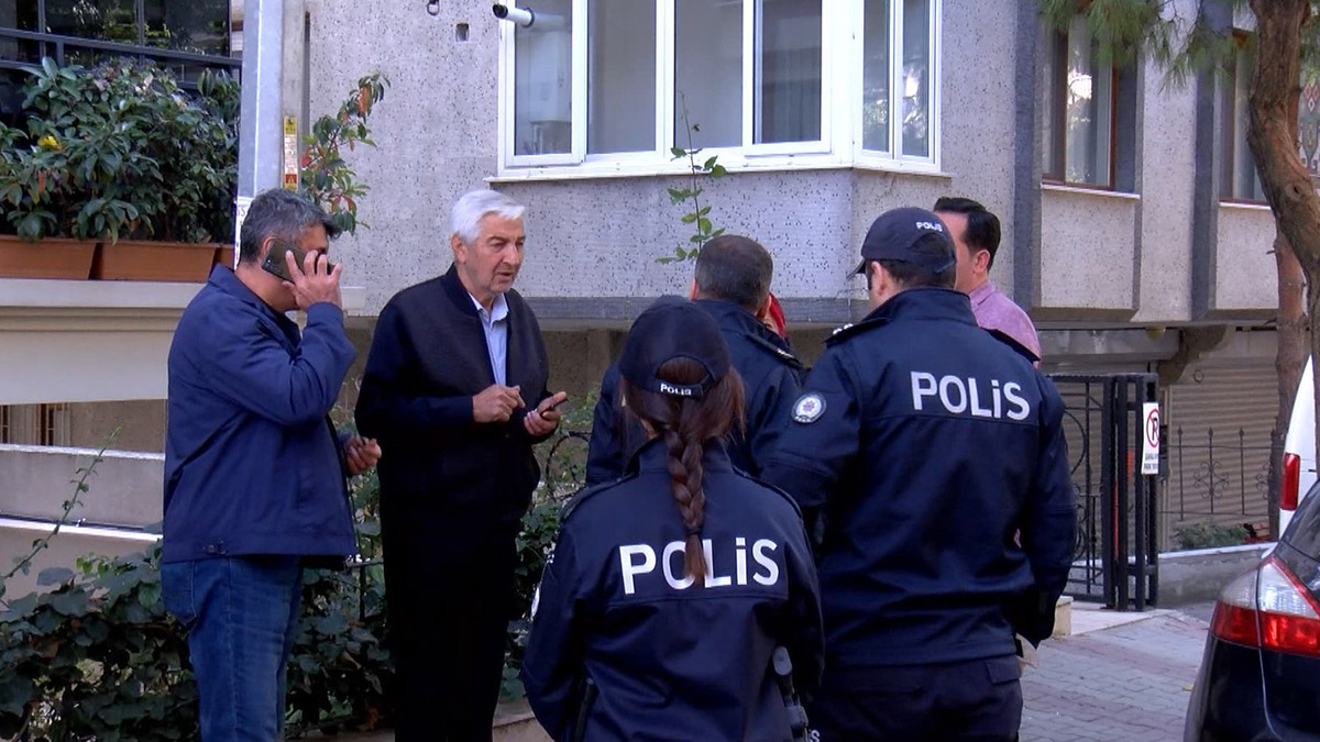 Beyoğlu İstiklal Caddesi'nde bombalı saldırıda hayatını kaybeden anne ve kızı Arzu Özsoy (41) ve kızı Yağmur Uçar (15) için dedesi Mehmet Özsoy, Bakırköy'de yaşadıkları evlerinin önünde taziyeleri kabul etti.