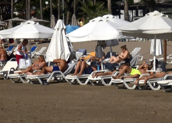 Turistler kasım ayında denize girdi