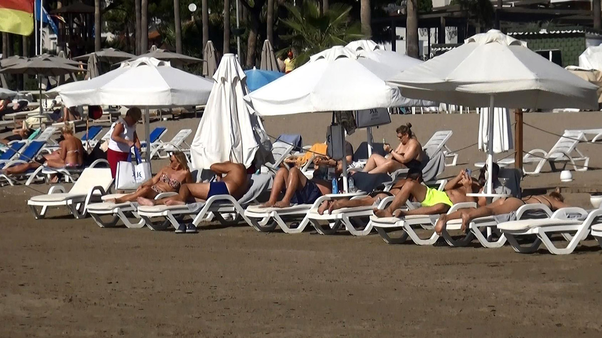 Turistler kasım ayında denize girdi