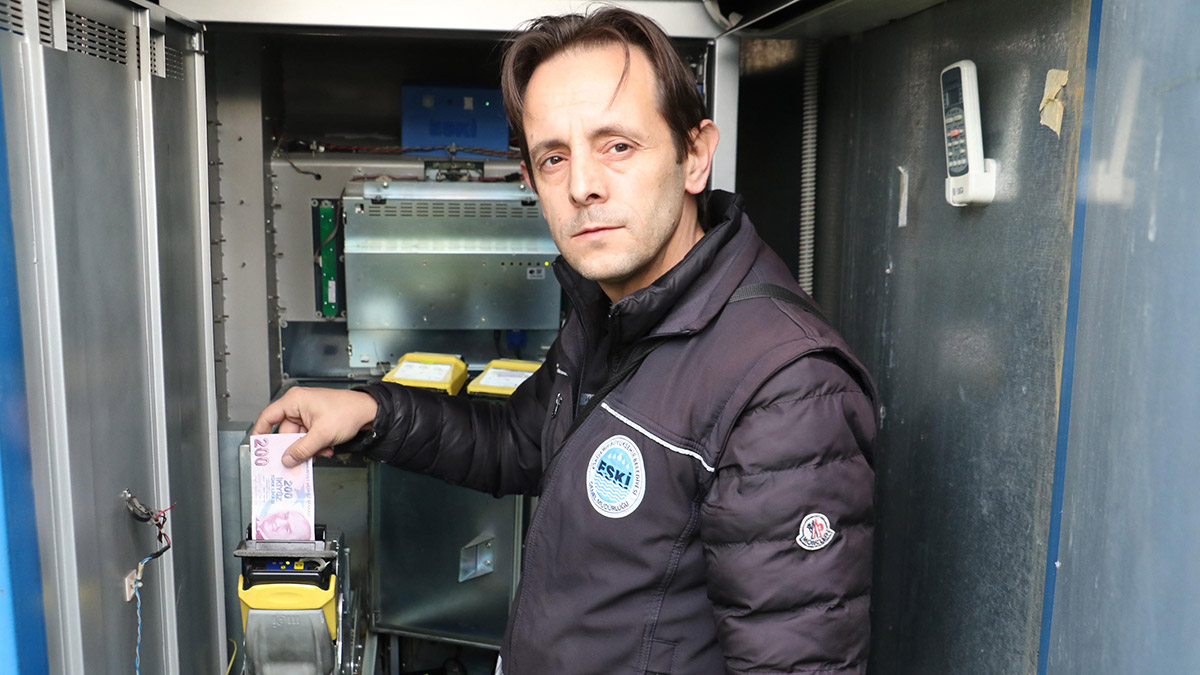 Arızalanan Sumatik'te parayı eliyle alan personel konuştu