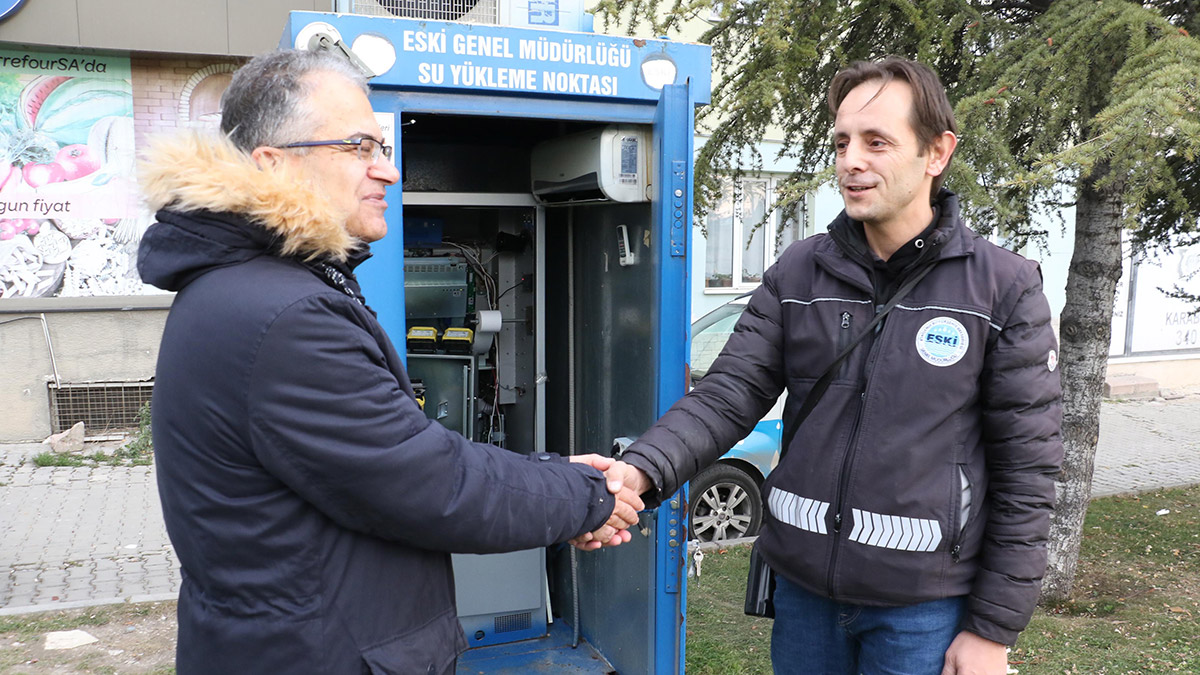 Arızalanan Sumatik'te parayı eliyle alan ESKİ personeli, "Amacım kuyruktakileri mağdur etmemekti, farklı anlaşıldı tabii ki" dedi."