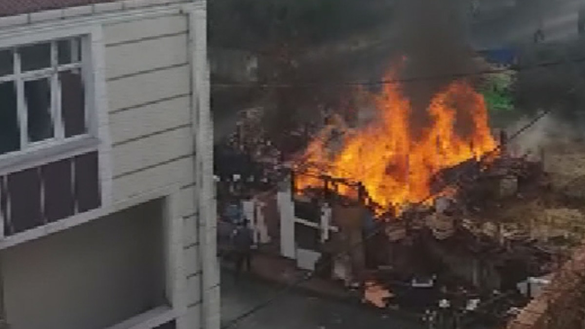 Arnavutköy'de barakada yangın