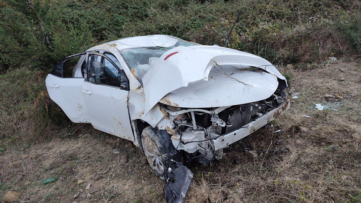 Arnavutköy'de otomobil şarampole uçtu