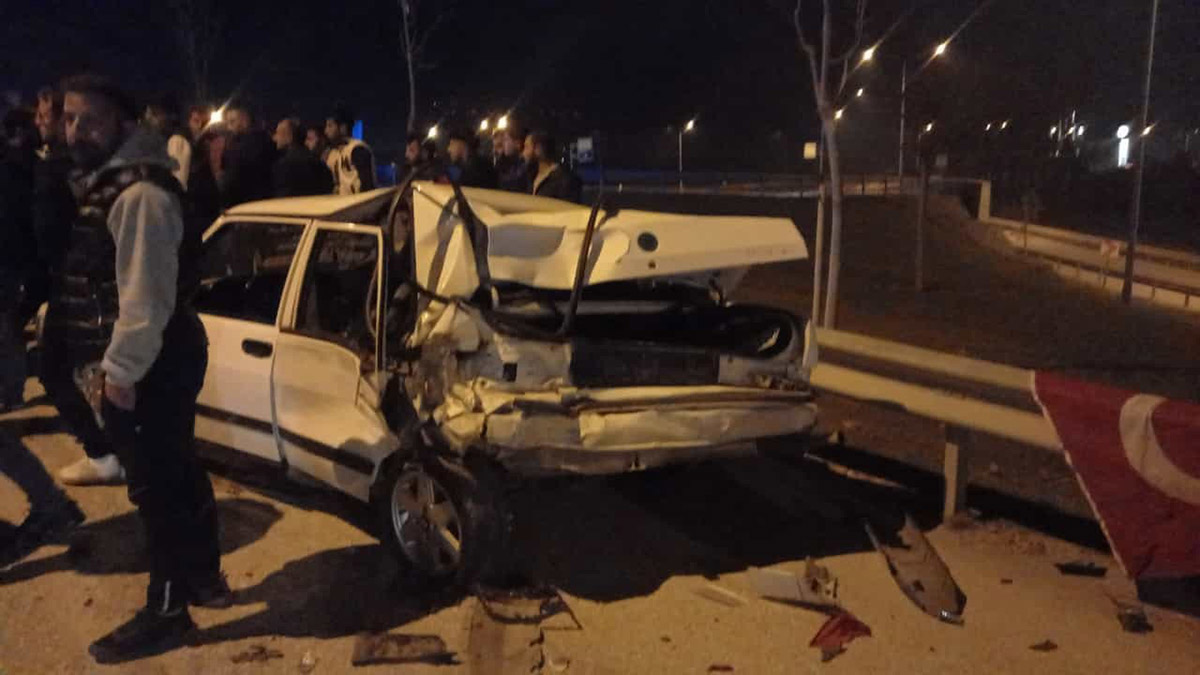 TIR şoförü, asker konvoyundaki 2 otomobile çarptı kaçtı