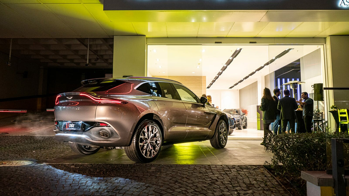 ASTON Martin tarafından farklı tasarımı ve güçlü performansıyla üretime geçen DBX707'nin lansmanı İzmir'de seçkin davetlileriyle buluştu.