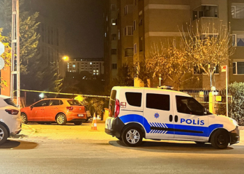 Anne ve babasının bıçaklandığını öğrenen polis kurşun yağdırdı