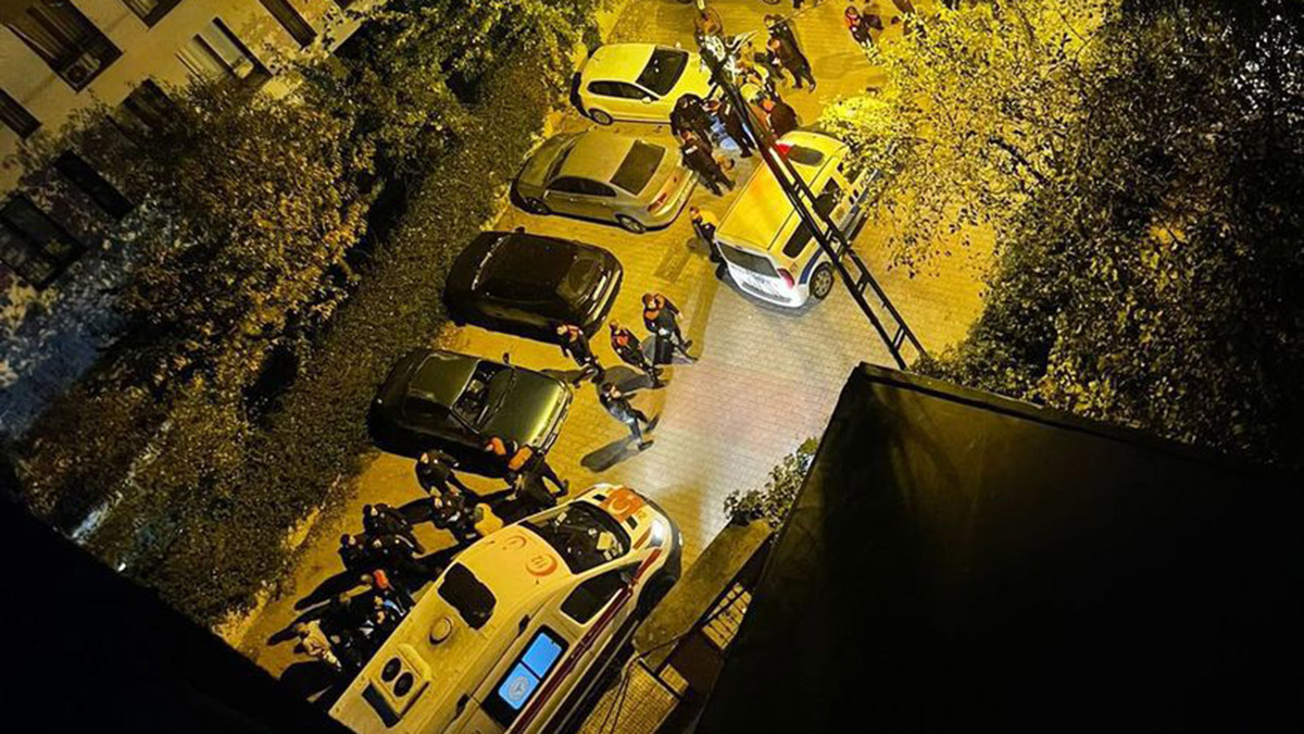 Anne ve babasının bıçaklandığını öğrenen polis kurşun yağdırdı