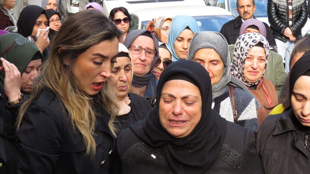 Ataşehir'de samuray kılıçla uğradığı saldırıda katledilen 28 yaşındaki Başak Cengiz ölüm yıldönümünde adının verildiği sokakta ailesi ve sevenleri tarafından anıldı.