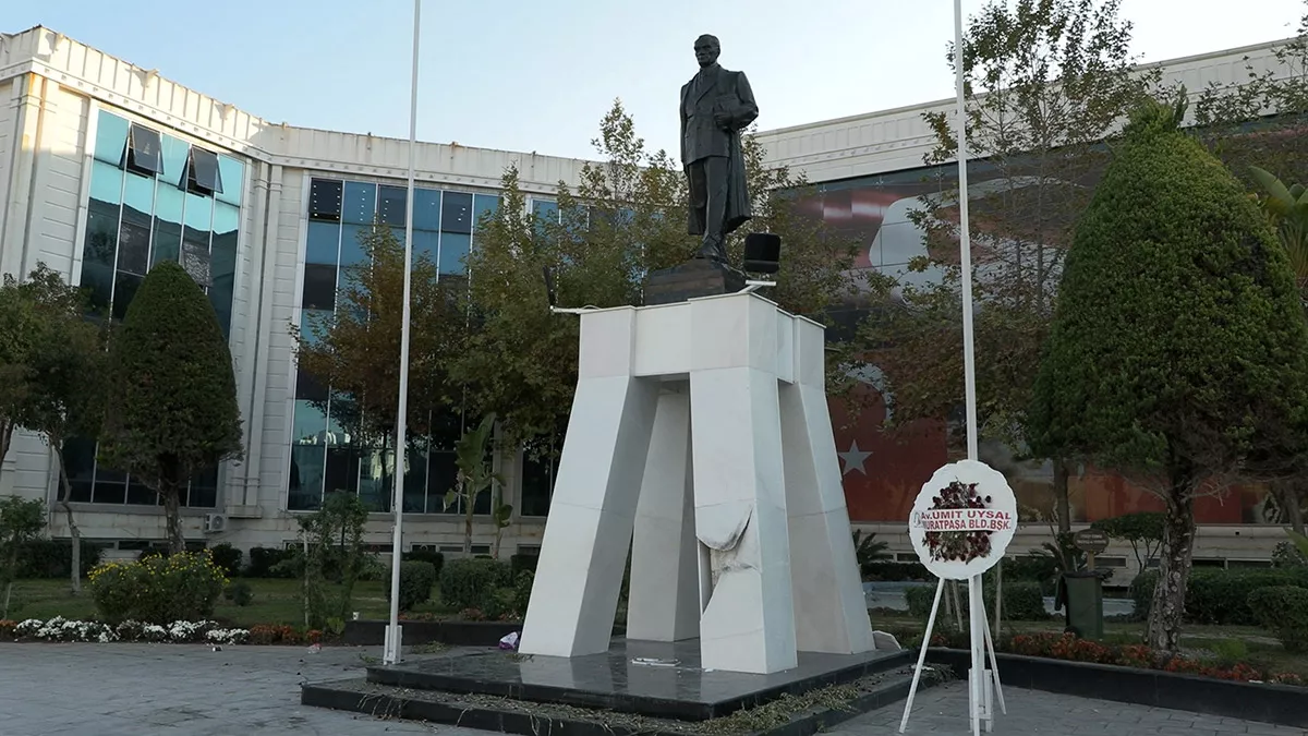 Atatürk anıtı'na balyozla saldıran şüpheli tutuklandı