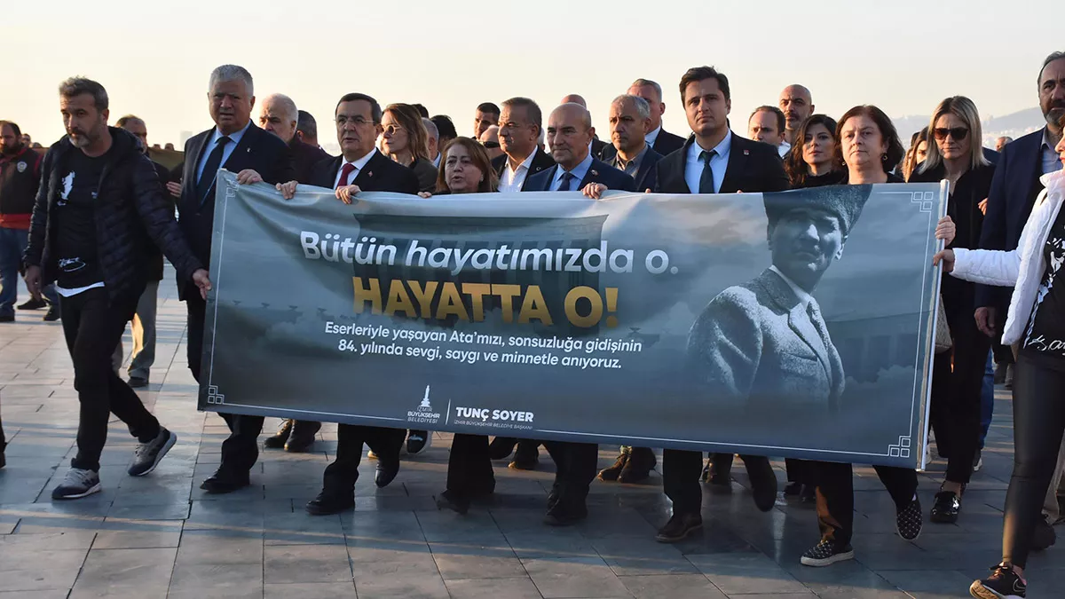 Atatürk'ün 350 metre uzunluğundaki dev posteri taşındı