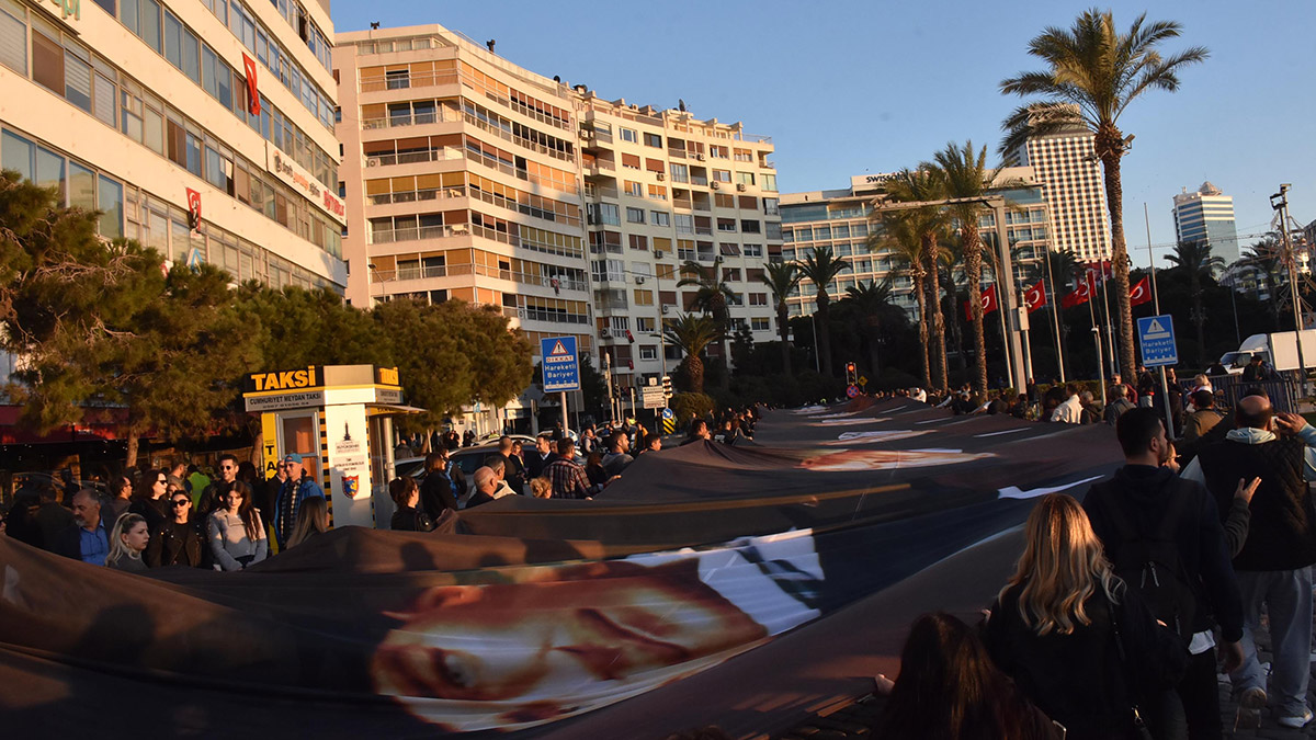 Atatürk'ün 350 metre uzunluğundaki dev posteri taşındı