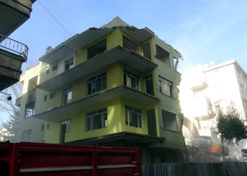 Avcılar'da balkonu çöken bina yıkıldı