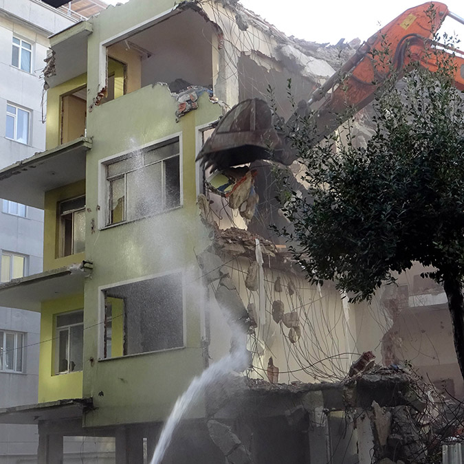 Avcılar'da balkonu çöken bina yıkıldı