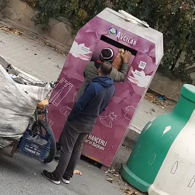 Avcılar'da giysi kumbarasından hırsızlık