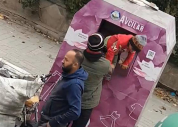 Avcılar'da giysi kumbarasından hırsızlık