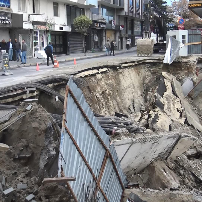 Avcılar'da binanın temel duvarı çöktü