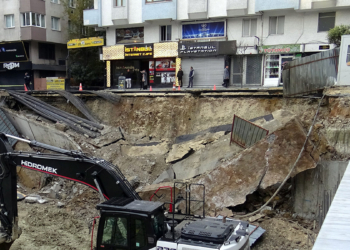 Avcılar'da binanın temel duvarı çöktü