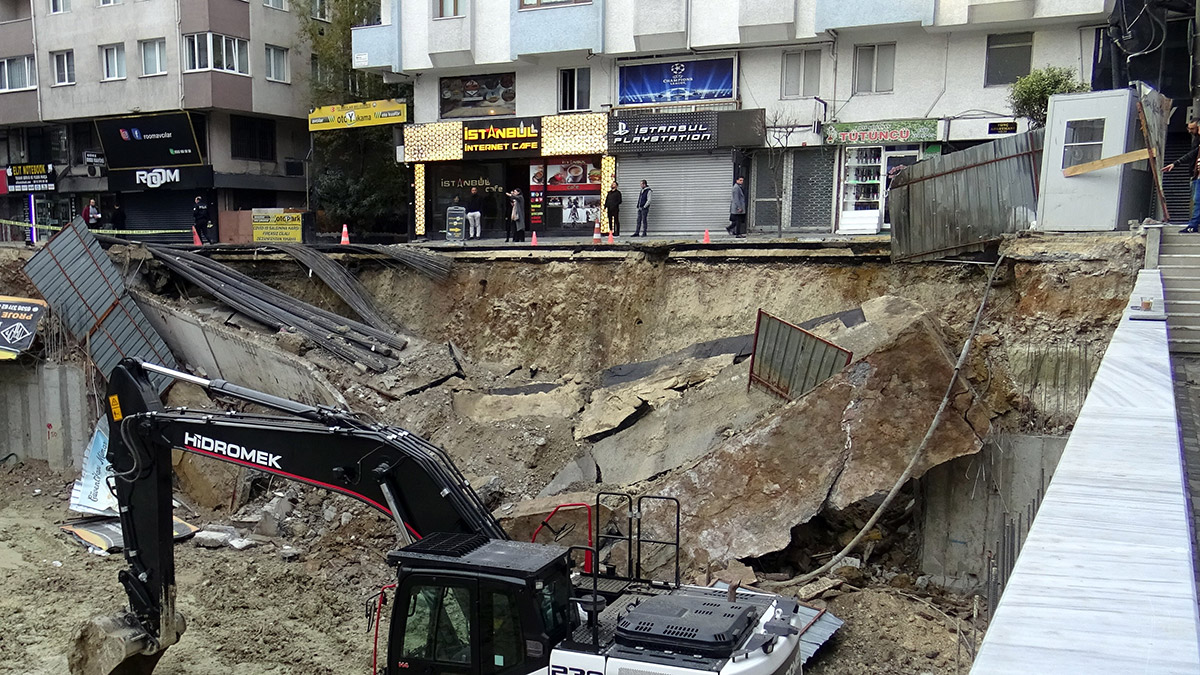 Avcılar'da binanın temel duvarı çöktü
