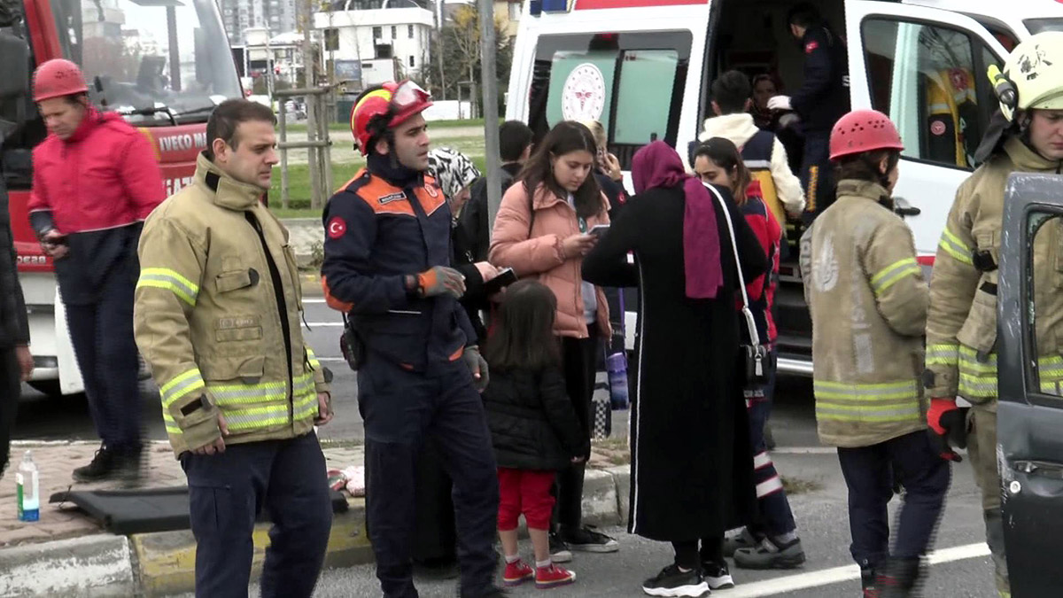 Avcılar'da yolcu minibüsü otomobile çarptı