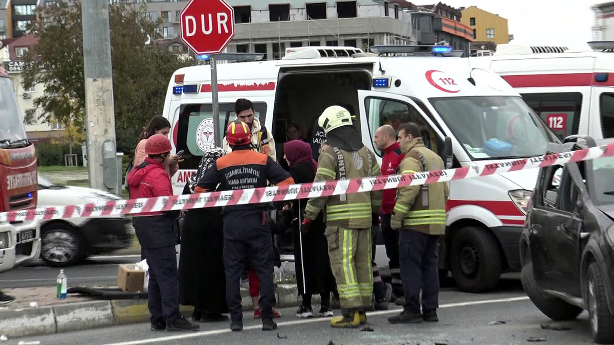 Avcılar'da yolcu minibüsü otomobile çarptı