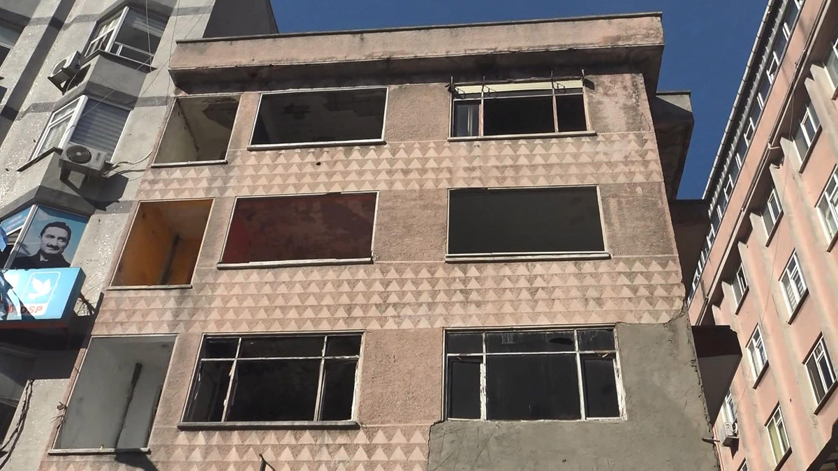 Sahiplerine ulaşılamayan 5 katlı binaya duvar örüldü
