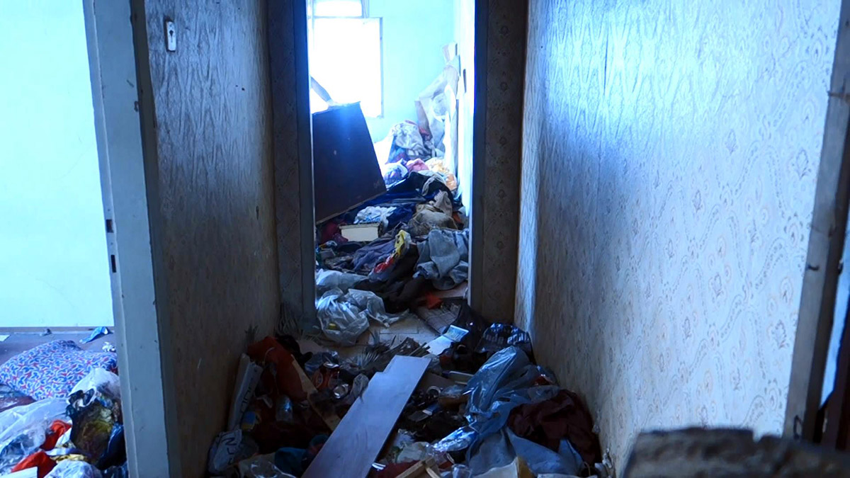 Avcılar’da yıllardır sahiplerine ulaşılamayan 5 katlı binanın üstteki iki katın ardından zemindeki dükkanların girişi tuğla ile duvar örülerek kapatıldı.