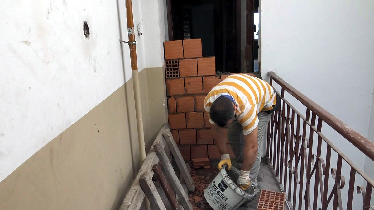 Sahiplerine ulaşılamayan 5 katlı binaya duvar örüldü