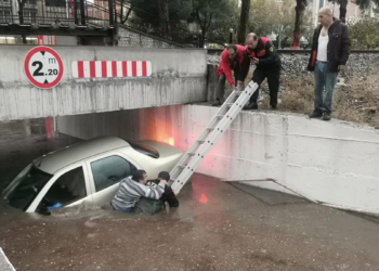 Aydın'da sağanak; yağmur suyu dereyi taşırdı