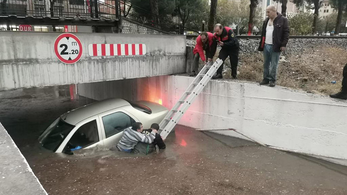 Aydın'da sağanak; yağmur suyu dereyi taşırdı