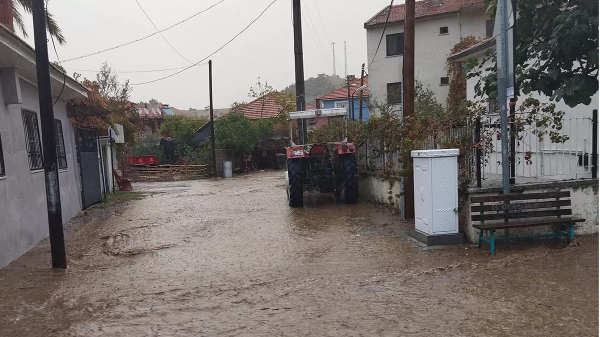 Aydın'da sağanak 6 ilçede hayatı olumsuz etkiledi.  germencik'te alt geçitte mahsur kalan bir otomobil vinç yardımıyla kurtarılırken, koçarlı'da ise yüksek kesimlerden inen yağmur suyu dereyi taşırdı.  