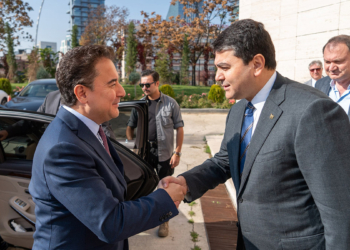 Ali Babacan Gültekin Uysal'ı ziyaret etti