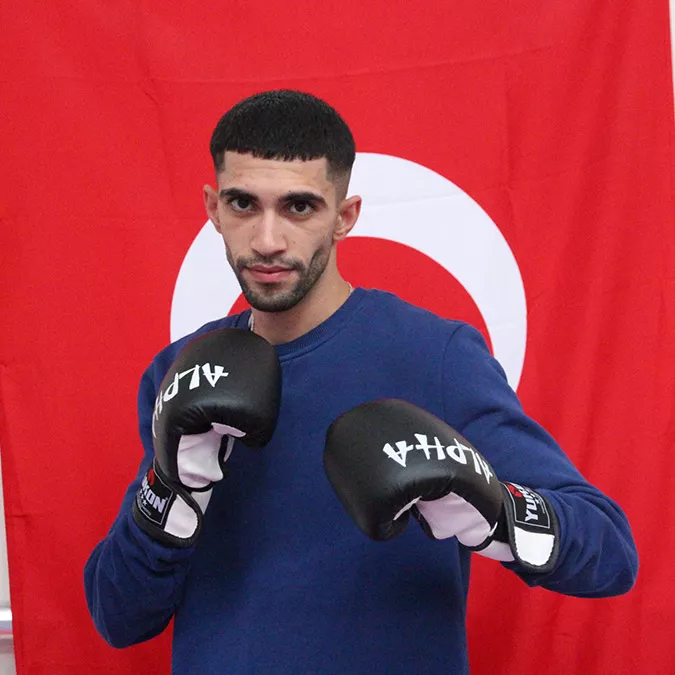 Diyarbakır’da yaşayan kick boks sporcusu hasan zilan (24), antalya’da düzenlenen ve 39 ülkeden 976 sporcunun katıldığı wako avrupa kick boks şampiyonası’nda 54 kiloda avrupa şampiyonu oldu.