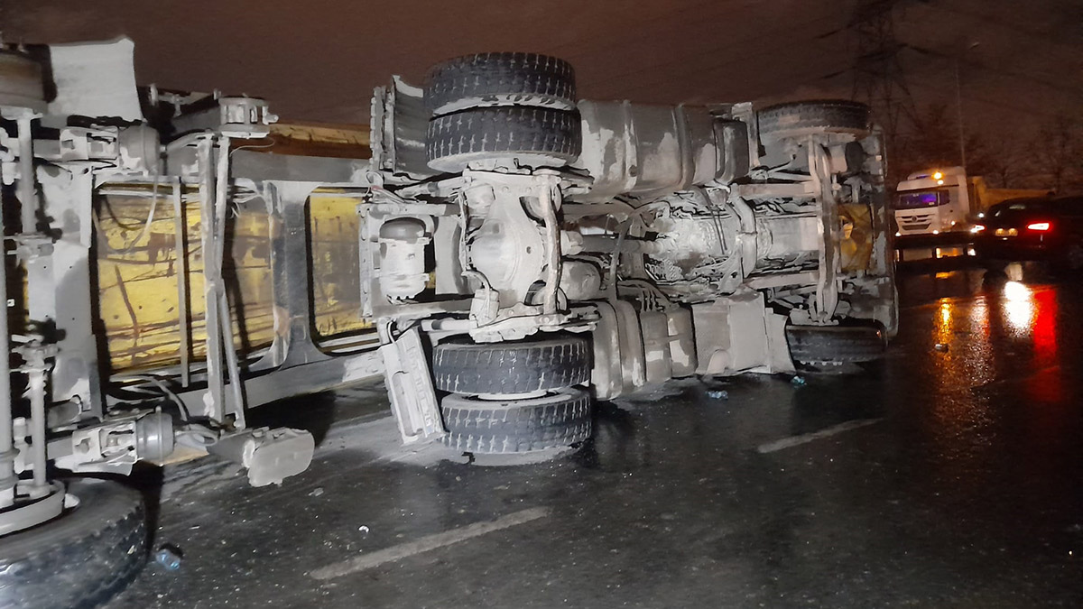 Bağcılar'da hafriyat kamyonu devrildi