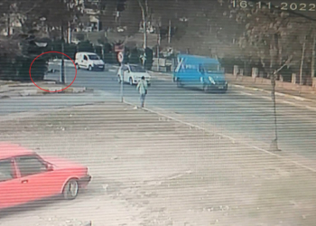 Bağcılar'da karşıya geçmeye çalışan yayaya otomobil çarptı