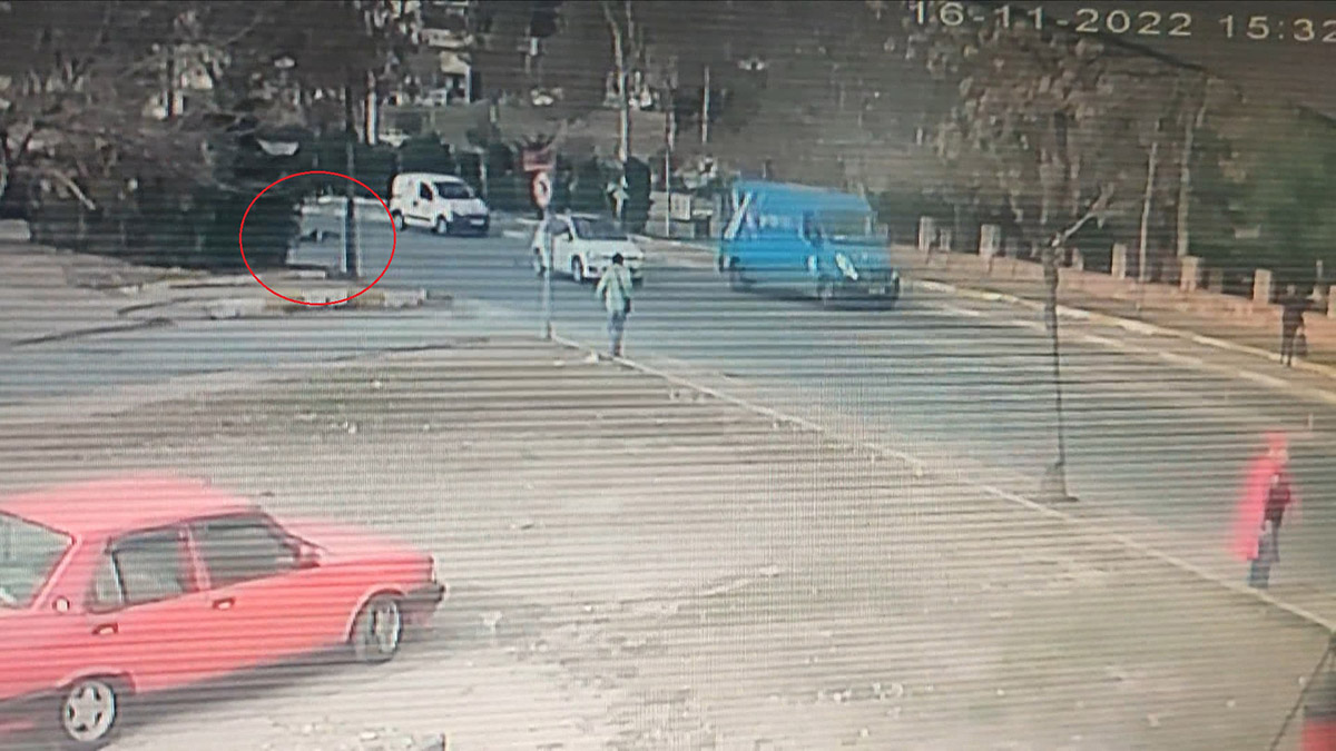 Bağcılar'da karşıya geçmeye çalışan yayaya otomobil çarptı