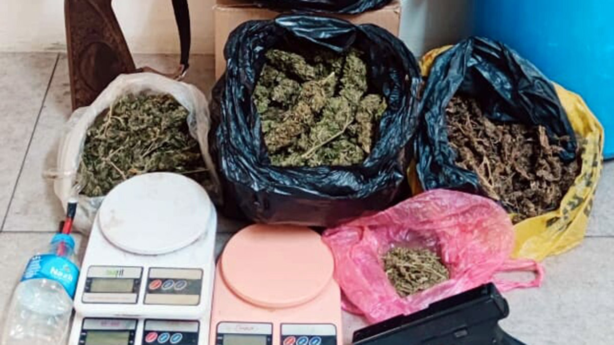 Arı kovanına gizlenen 1 kilo 659 gram esrarla yakalandı