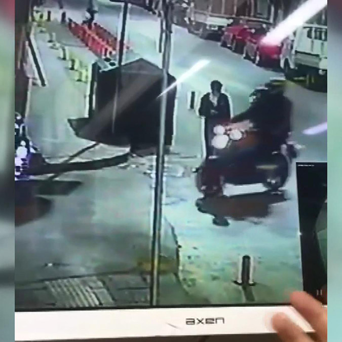 Motosikletteki iki kapkaççı telefonu kapıp kaçtı