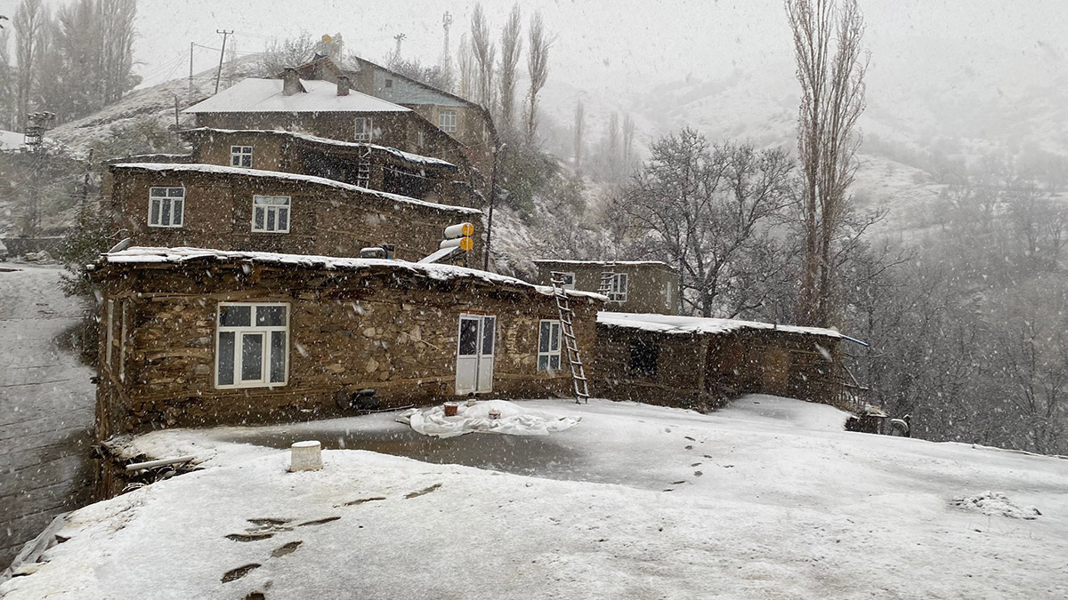 Bahçesaray'ın yükseklerinde kar kalınlığı 20 santim oldu