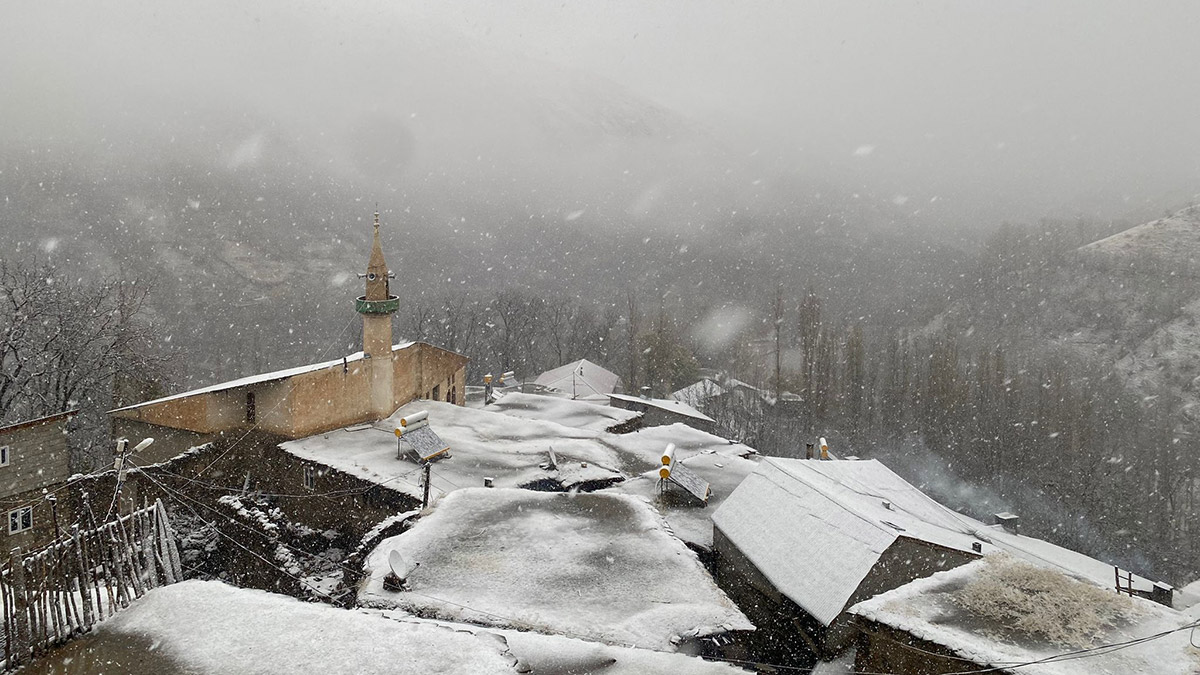 Bahçesaray'ın yükseklerinde kar kalınlığı 20 santim oldu