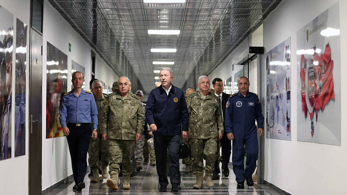 Milli Savunma Bakanı Hulusi Akar, "Pençe Kılıç Harekatı'nın başlangıcından bugüne kadar kara ateş destek vasıtaları ve uçaklar tarafından 184 terörist etkisiz hale getirildi" dedi.