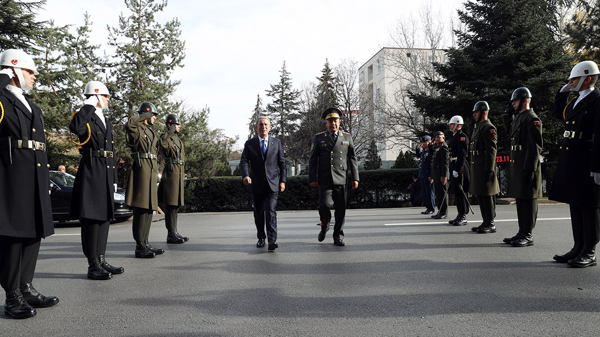 Milli Savunma Bakanı Hulusi Akar, "Teröristlere karşı mücadelemizi aralıksız sürdüreceğiz. Dostlarımızın, müttefiklerimizin ve muhatap ülkelerin bu konudaki duruşumuzu çok iyi anlaması lazım" dedi.