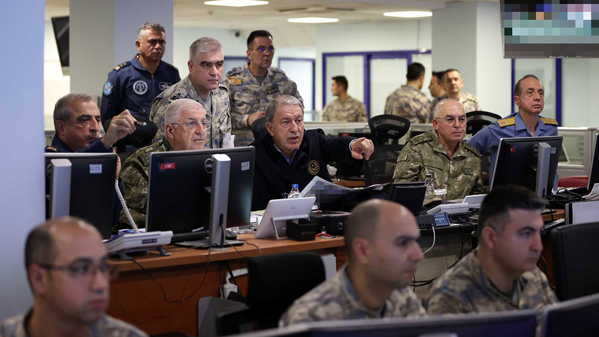 Milli Savunma Bakanı Hulusi Akar, "Terör örgütünün sözde karargahları tam isabetle vuruldu, tahrip edildi. Teröristlerin barınakları, sığınakları, inleri, mağaraları başlarına yıkıldı" dedi.
