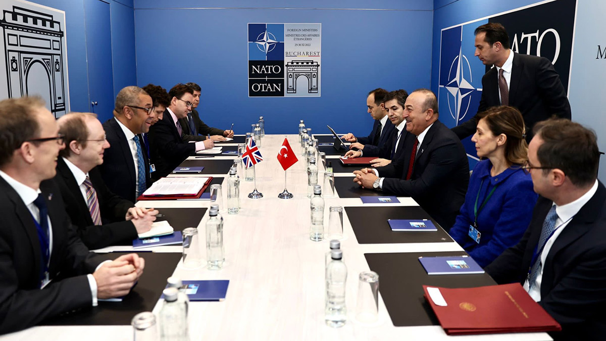 Mevlüt Çavuşoğlu İngiliz mevkidaşı ile görüştü