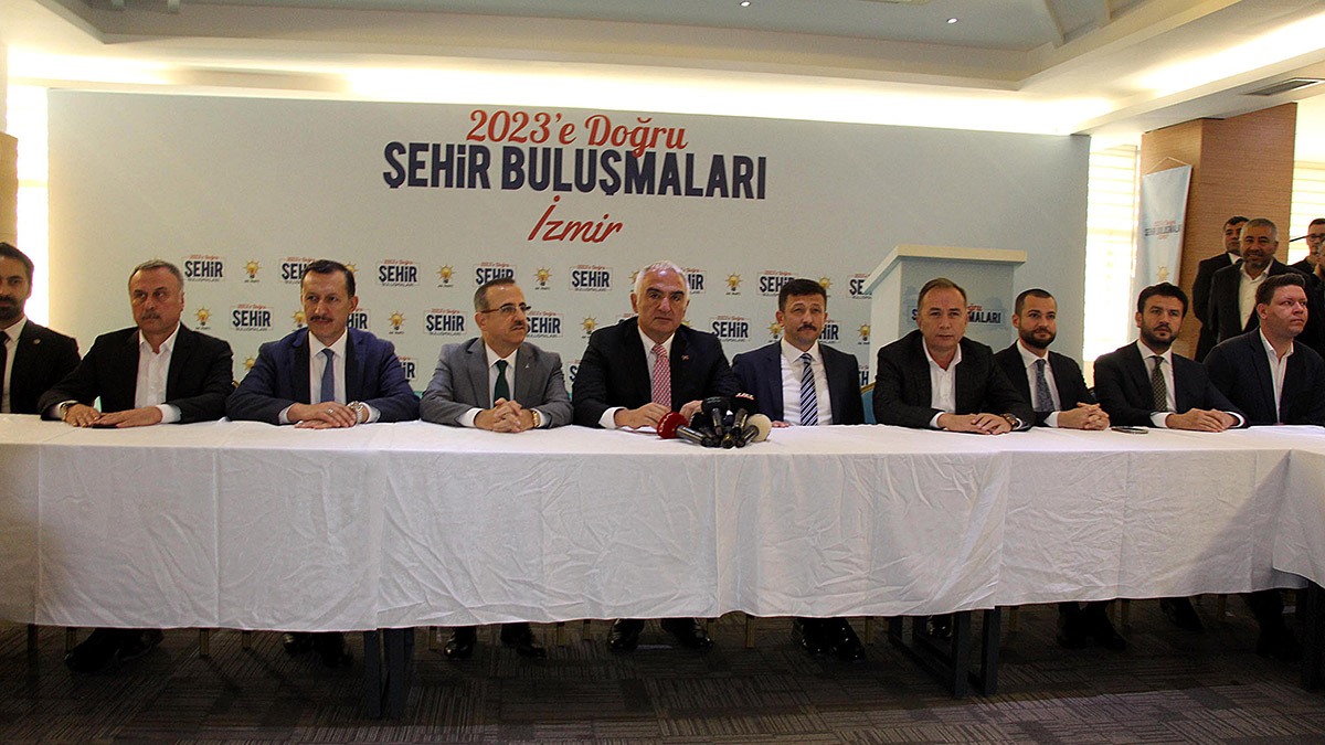 Kültür ve Turizm Bakanı Mehmet Nuri Ersoy, "İzmir; turizm, gastronomi ve kültür-sanatta ön planda olan bir şehrimiz. İzmir gibi şehirlerimiz konu olduğunda, siyasi olarak yaklaşmayı doğru bulmuyorum. İzmir için gerekli projelerin altyapısını, bilimsel raporlarını doğru hazırlayarak sıcak bakıp, katılımcı yaklaşmak gerekiyor" dedi.