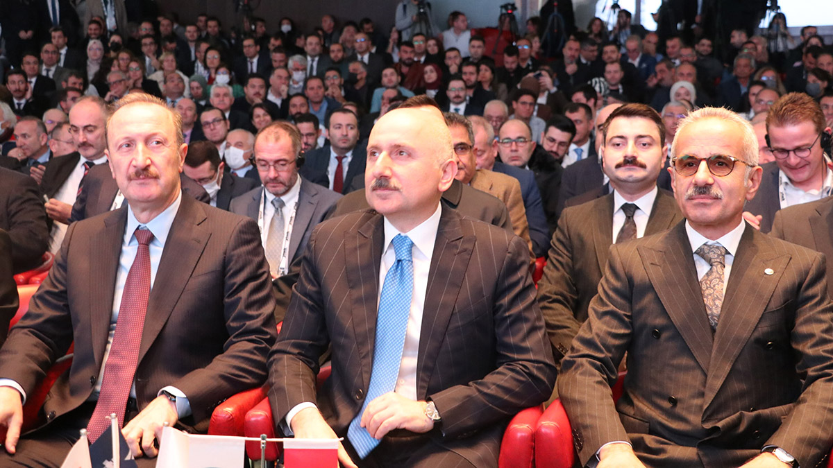 Ulaştırma ve Altyapı Bakanı Adil Karaismailoğlu, "Kara yollarımızda, asfalt teknolojisinin yanı sıra alternatif bir yapım sistemi olan beton yolların önemine de inanıyoruz. Özellikle ağır yük taşımacılığında etkinliği bilinen beton yollar daha az bakım ve onarım gerektiriyor" dedi.